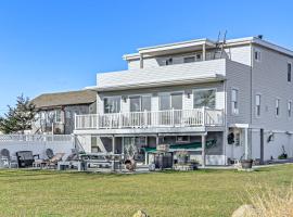 1 Block to Bellport Bay! Scenic Hamptons Hideaway, hotel em Mastic Beach
