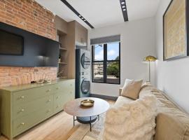 New Luxury and Chic 3BR 2BA Apartment 20 Minutes to NYC, hotel em Croxton