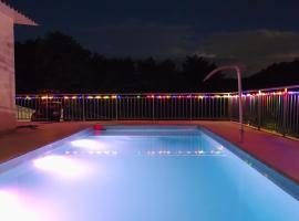 Casa Sitio com Piscina em Morungaba, מלון במרונגאבה