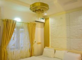 Emmanuel Castle Apartments，Ijebu Ode的有停車位的飯店