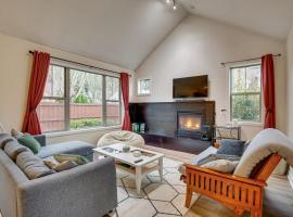 Walk to Autzen Stadium, 3 Mi to UO! Home w/ Patio, hotel em Eugene