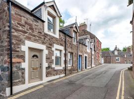 Meadow Hill Cottage with Private Garden, Crieff, hotel di Crieff
