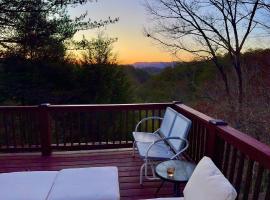 Stargazer Cabin - Sauna, Rooftop Deck, Fire Pit, Indoor Wood Fireplace, Privacy, hotel u gradu Blue Ridge