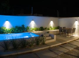 Casa Venado- Private Pool, Quiet Gated Community, Terrace in Mérida, hôtel à Caucel