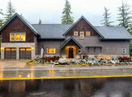 'White Water Lodge' Luxe Leavenworth Vacation Home