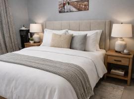 Cozy Primary Room with Own Bathroom, hotel i Langford