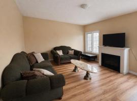 Private & Spacious Primary Suite with Jacuzzi! Shared Brampton Home with Living Room, Full Kitchen, WiFi, Laundry & Backyard Deck! Ideal for Work Trips, Long Stays & Solo Travelers!，布蘭普頓的飯店