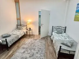 Schönes Zimmer mit Küche, Bad mit eigenem Eingang, Terrasse und eigenem Parkplatz