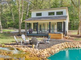 ‘Whitewood’ w/ Hot Tub: Peaceful Wildwood Retreat, Hotel in Wildwood