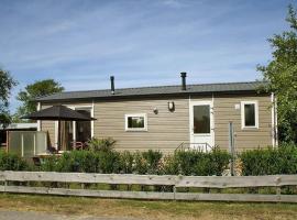 Chalet near golf course and sea beach, Hotel in Hollum
