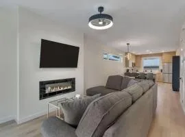 Shaganappi 2BR with private Baths, Walk to CTrain, Garage Parking, Full Kitchen