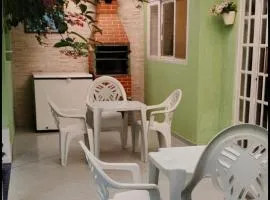 Casa espaçosa 4 min de carro até a praia do Lázaro