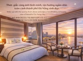 MOONLIGHT Hotel & Suites - The Best City View, Dragon Bridge view, hotel con tinas de hidromasaje en Da Nang