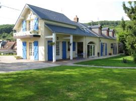 Chambre d'hôtes La Chatelière, hotel sa parkingom u gradu Prémery