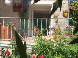 Maison de Vacances - Casa Mezanaccia avec Terrasse fleurie meublé tourisme 3 étoiles, hotel com estacionamento em Santa-Lucia-di-Tallano