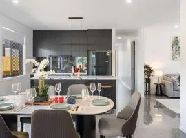 Elegant Roomy 4BR Retreat Close to Town Centre