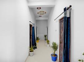 SPOT ON Aarya Guest House, hotel in Benares