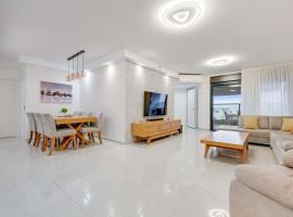 Spacious Family Luxury Getaway by Torohome, hotel a Ashdod