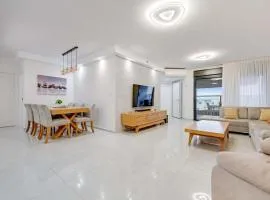 Spacious Family Luxury Getaway by Torohome