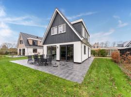 Serene Holiday Home in De Koog Texel with Sauna، فندق في Westermient