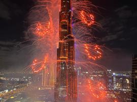 Private room in BURJ KHALIFA facing 3BR luxury apartment in Downtown Near Dubai Mall Metro, hotel in Dubai
