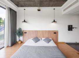 ManToo · Forest Above the Clouds Bamboo Hot Spring Resort(Anji Yu Village), hotel em Dashan