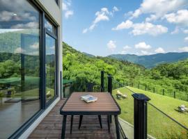 ManToo · Forest Above the Clouds Bamboo Hot Spring Resort(Anji Yu Village), hotel u gradu 'Dashan'