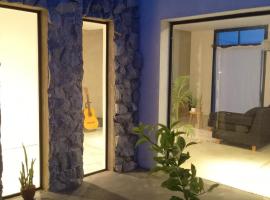 Casa de campo minimalista en la Victoria Polo club, hotel a Abasto