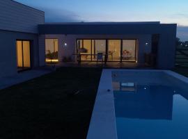 Casa de campo minimalista en la Victoria Polo club, hotel v destinaci Abasto