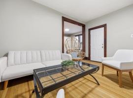 Family Friendly • Sleeps 10 / 3 BR, Hotel in Croxton