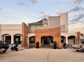 KYP Hotel โรงแรมขุนยูวเพลส, hotel in Fang