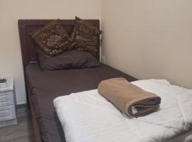 Cozy rooms inside Apartment near Ajman beach, hotel com estacionamento em Ajman