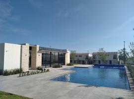 House B Residential condominium with pool, hotel u gradu 'Miranda'