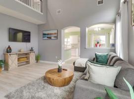 Modern 4BR Retreat, Fast WiFi, Parking, Less than 15 mins from Austin, hotel din Manor