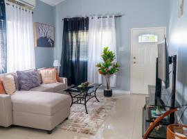Palm Serenity- Gated Pool Home in Portmore, hotel en Portmore