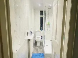 Spacious Homestay with 2 Large Rooms, Fully-equipped Kitchen & Outdoor Space