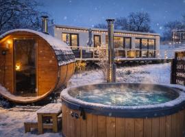 Ranch 66 - Wellness Tiny House Black Swallow ve stylu Route 66 se saunou, koupacím sudem a bazénem, Hotel in Tršice