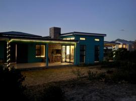 Mountain View 2-Bedroom Home Near the Beach in Pringle Bay، فندق في خليج برينغل.
