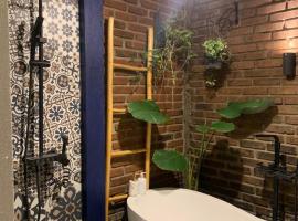 JOGLO ALINA Homestay Syari'ah, hotel in Tuwel