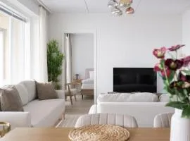 Urban Executive Suite - 3BDR - Sauna - Free Parking