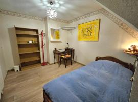 Private 1 bedroom flat in Le Pecq, hotel i Le Pecq