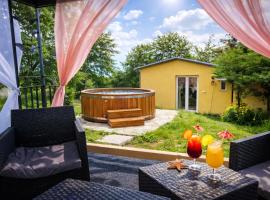 Ranch 66 - Wellness chata Arizona ve stylu Divokého Západu s koupacím sudem, Hotel in Tršice