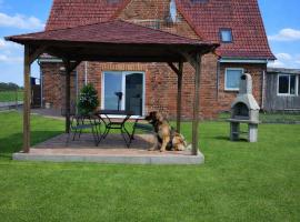 Familien- & haustierfreundliche Ferienwohnung mit Garten nahe Ostsee, Hotel in Schashagen