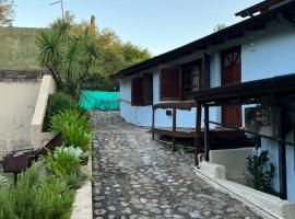 Pequeño chalet con frente al arroyo, Hotel in Villa General Belgrano