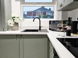 Premium 3 Bed Home in Hull Parking