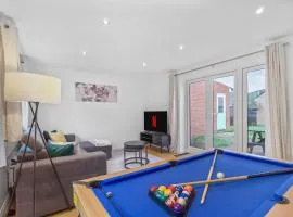 3-Bed House with Parking, Ideal for Contractors