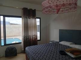 Catembe country house with pool 15 min to Maputo, Hotel in Fombeni