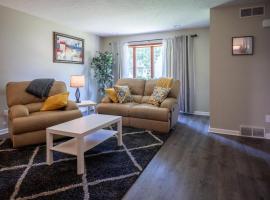 Lovely West Akron home with attached private garage, hotell i Akron