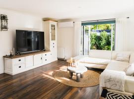 Chalet met hottub, hotel em Putten