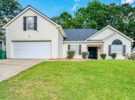 Stylish 4BR Urban Oasis, Hotel in Fairington